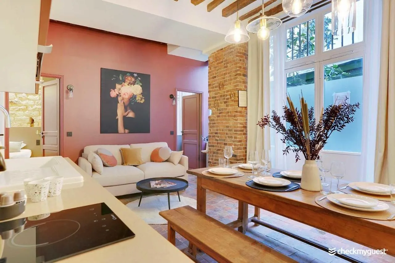 One-Of-A-Kind Spacious Home In Le Marais Paříž
