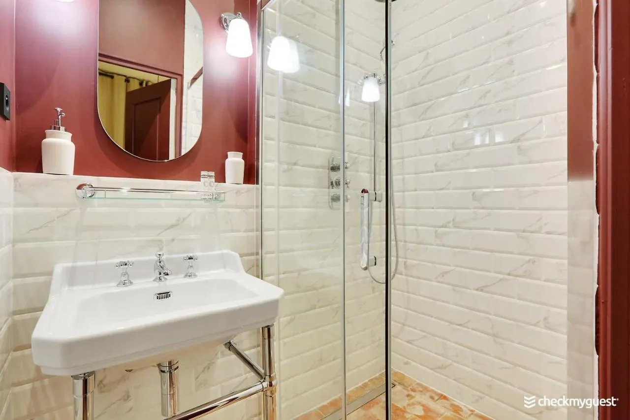 One-Of-A-Kind Spacious Home In Le Marais Paříž
