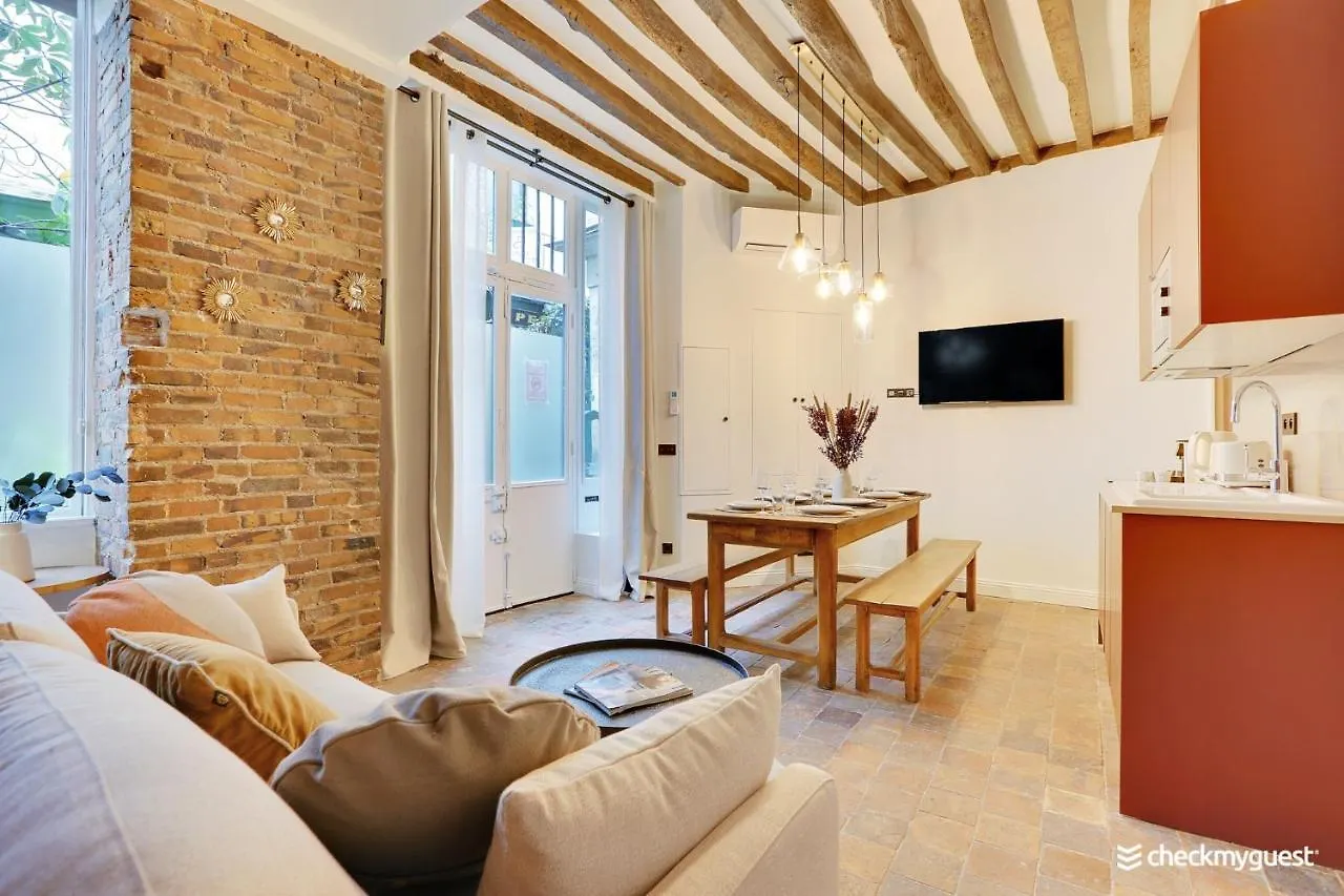 One-Of-A-Kind Spacious Home In Le Marais Paříž