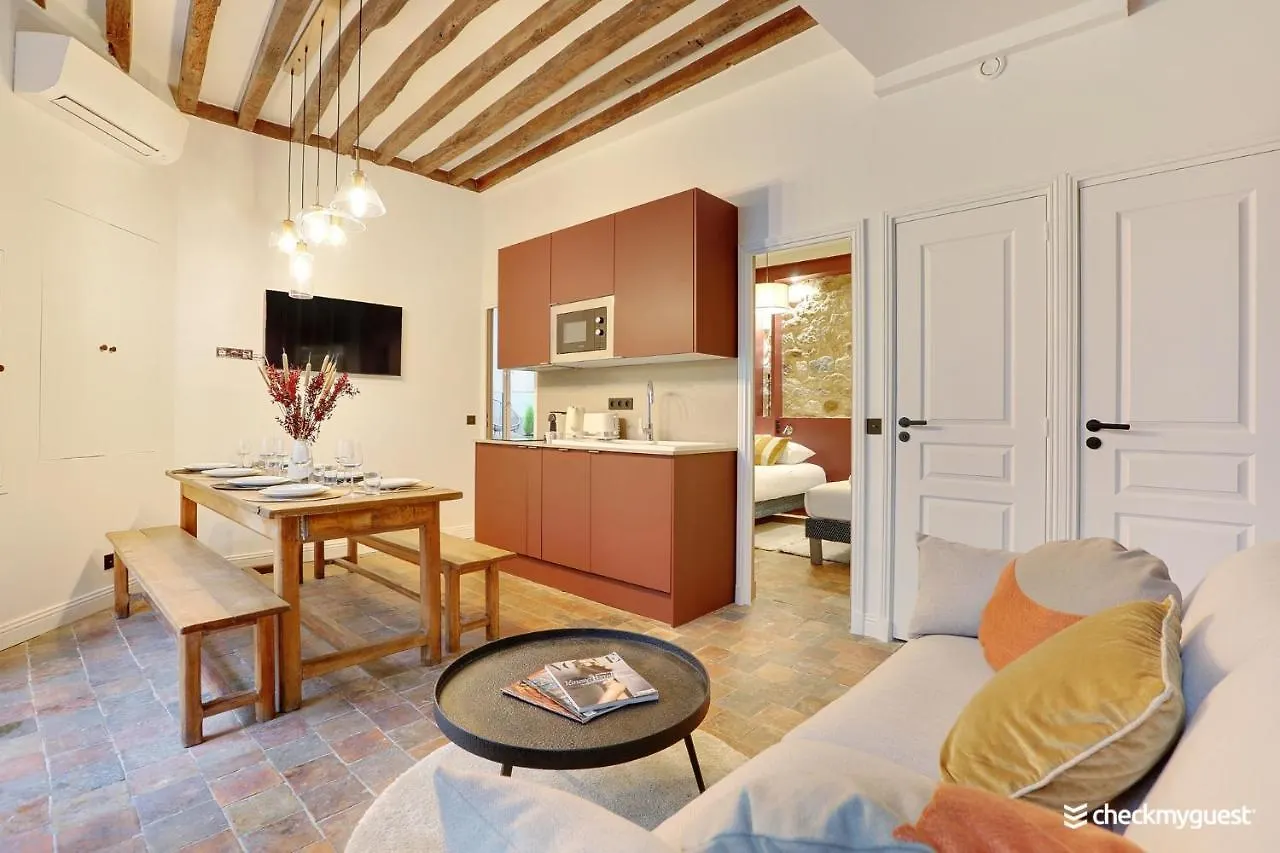 One-Of-A-Kind Spacious Home In Le Marais Paříž